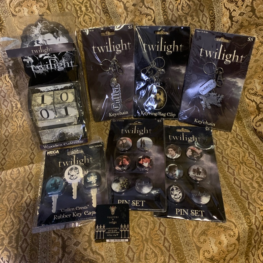🍎NEW🍎Twilight - Keychain Bag Clip Pin Set Key Caps Wood Calendar Lip Gloss